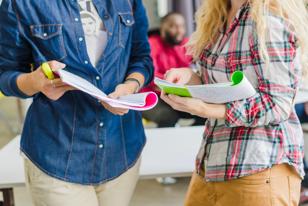 deux filles avec des notes