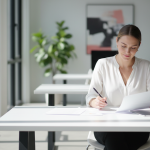 découvrez comment le travail en mi-temps thérapeutique influence réellement votre salaire et quelles sont les implications financières à connaître.