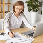 une gestionnaire de paie a son bureau