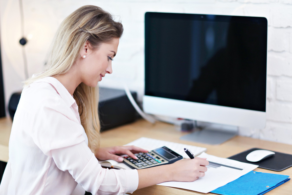 une gestionnaire de paie a son bureau travaillant
