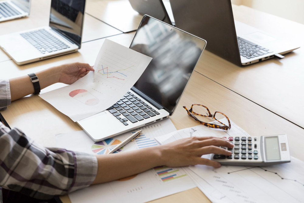 une personne travaillant sur de la comptabilité