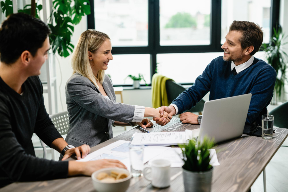 un commercial serrant la main de clients
