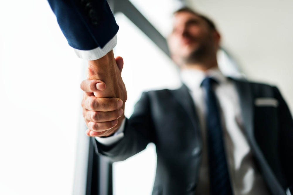 un commercial serrant la main d'un client