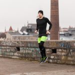 un homme faisant du footing