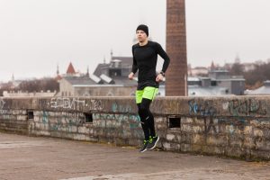 un homme faisant du footing
