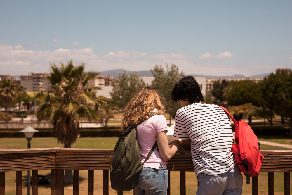 des personnes en voyage scolaire
