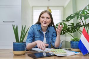 une femme souriante sur un bureau avec le drapeau français