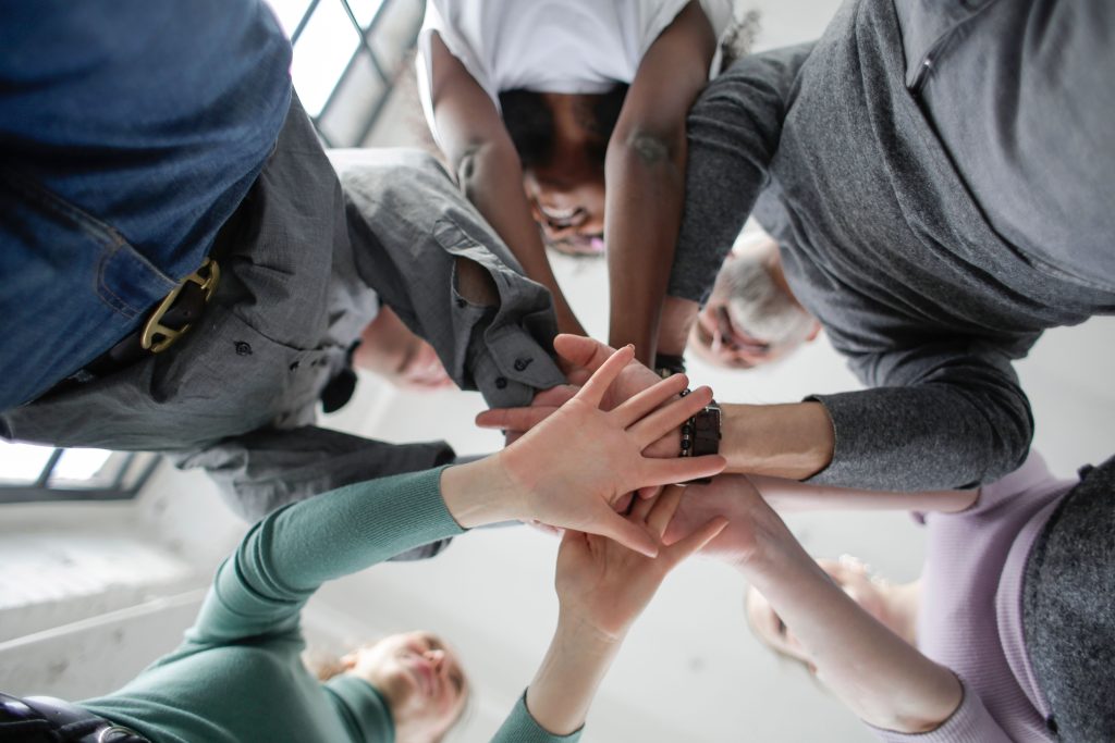 des collegues de travail mains dans la mains