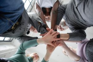 des collegues de travail mains dans la mains