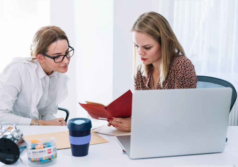 deux jeunes femmes travaillant sur un ordinateur