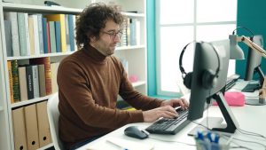un homme travaillant sur son ordinateur portable