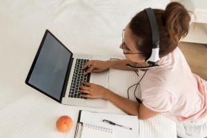 une femme suivant une formation en ligne