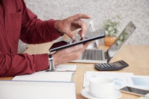 Une personne travaillant sur sa tablette