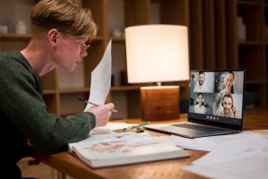 Un jeune homme suivant une formation à distance