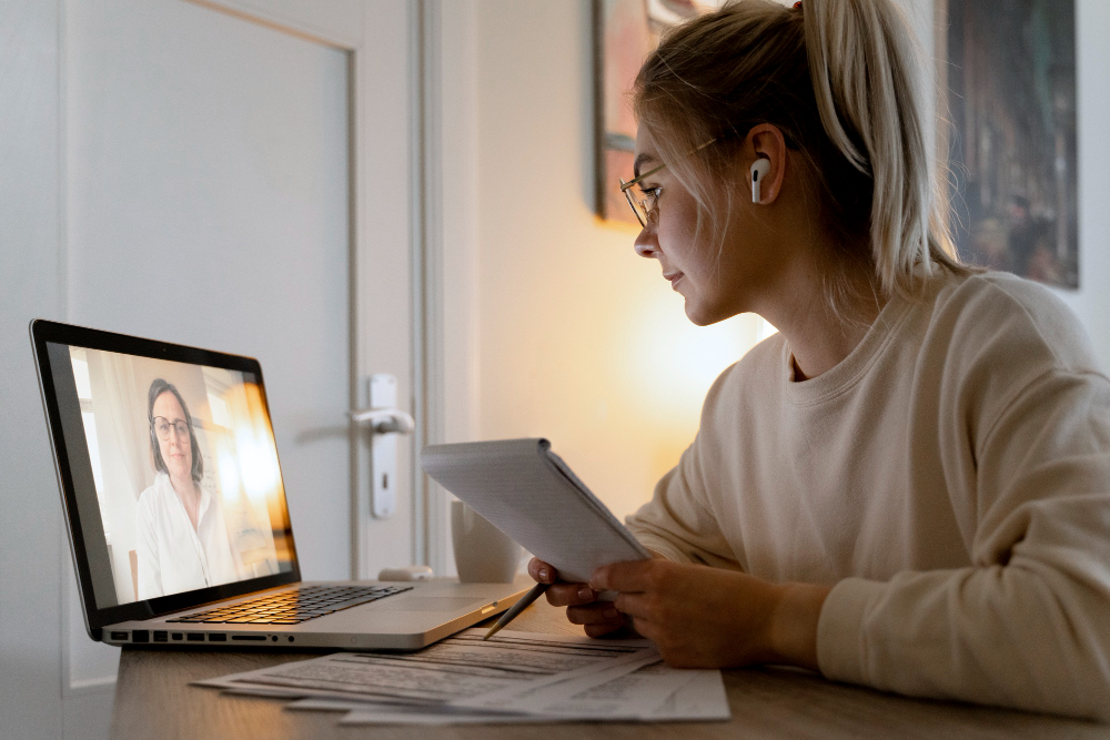 Une jeune femme suivant une formation à distance
